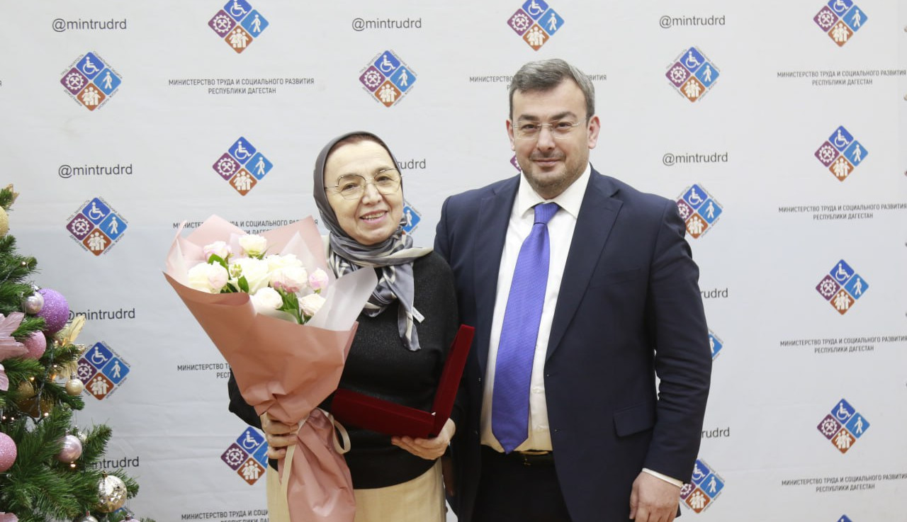 Министр труда Магомедзагид Кихасуров вручил награды отличившимся работникам министерства