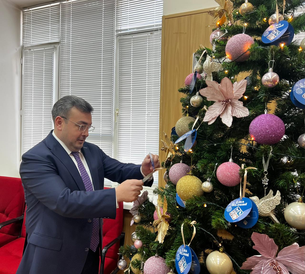 Аппарат Минтруда Дагестана исполнит новогодние мечты 32 детей в рамках «Елки желаний»