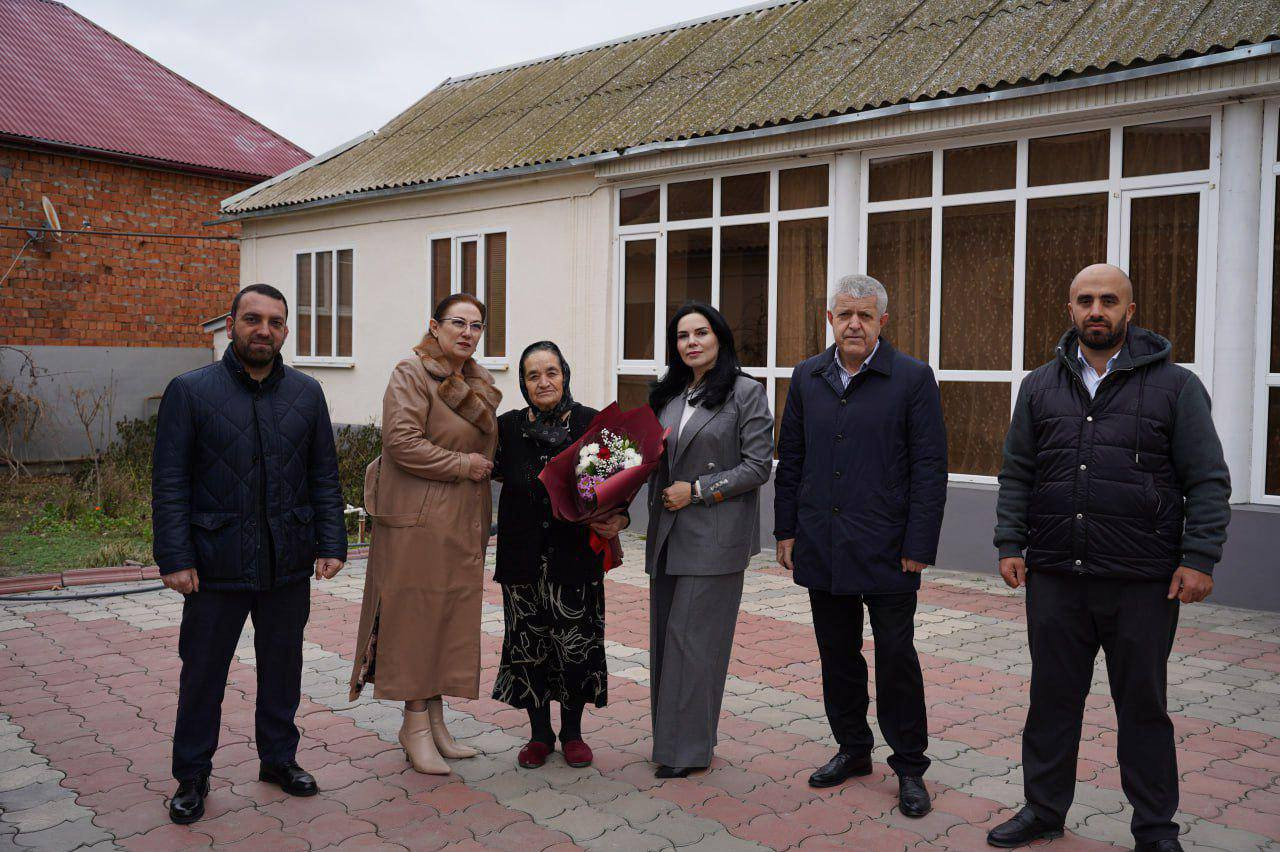 В преддверии Дня матери, делегация администрации организовала масштабный выезд на места, чтобы поздравить матерей, чьи сыновья героически пали, исполняя свой долг в зоне СВО.