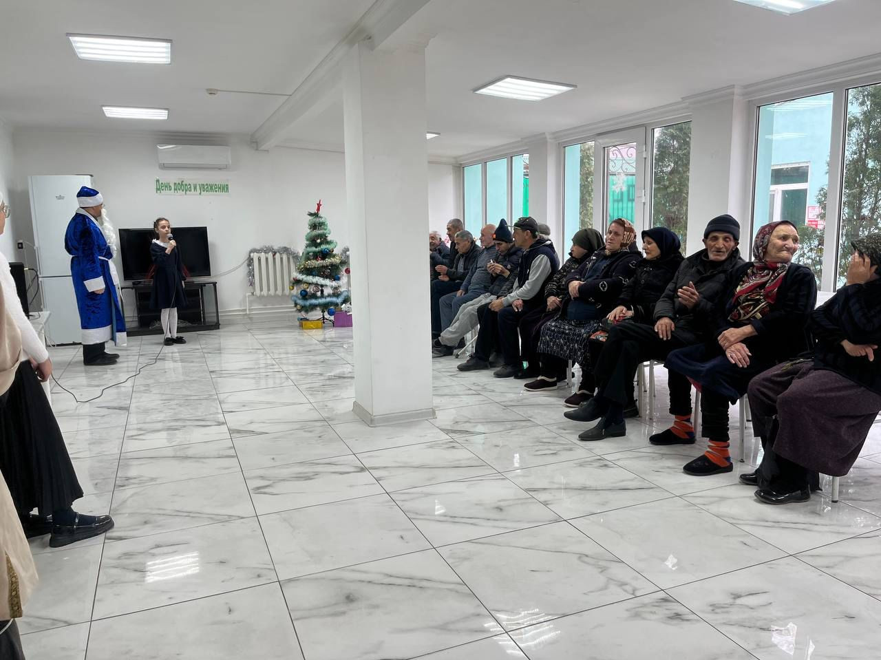 Воспитанники школы искусств города Дагестанские Огни пришли поздравить подопечных комплексного центра стационарной и полустационарной формы с Новым годом