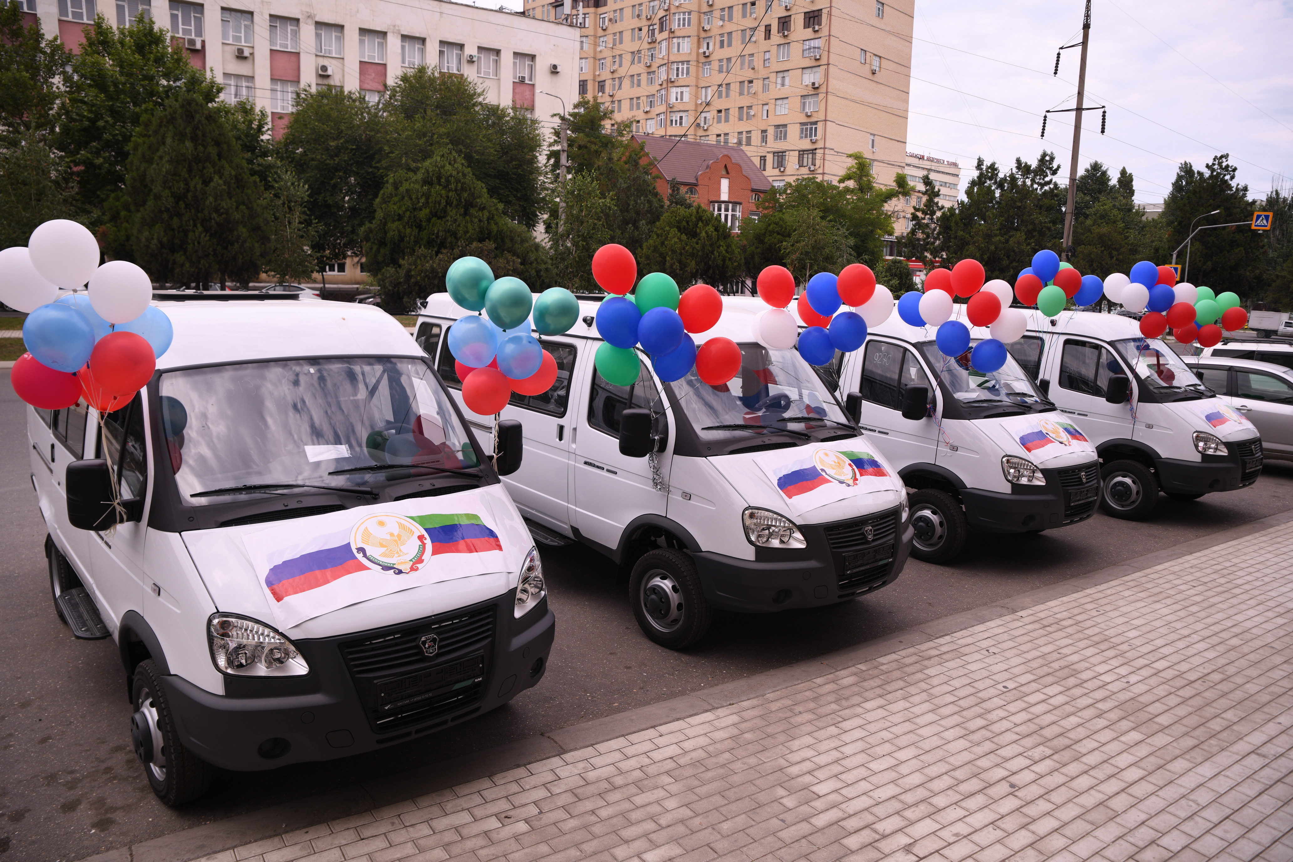 Абдурахман Махмудов вручил многодетным семьям ключи от  микроавтобусов