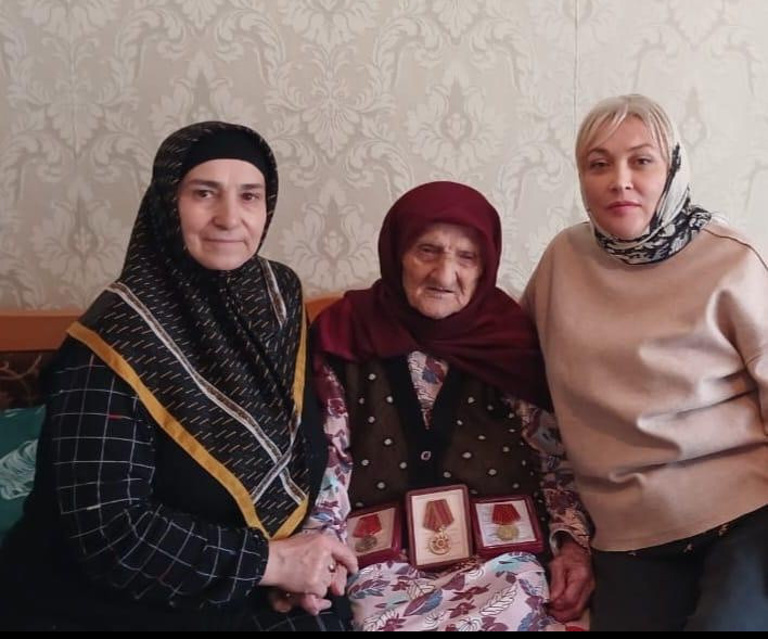 Сотрудники комплексного центра социального обслуживания населения Минтруда Дагестана в Новолакском районе посетили вдов участников Великой Отечественной войны и тружеников тыла
