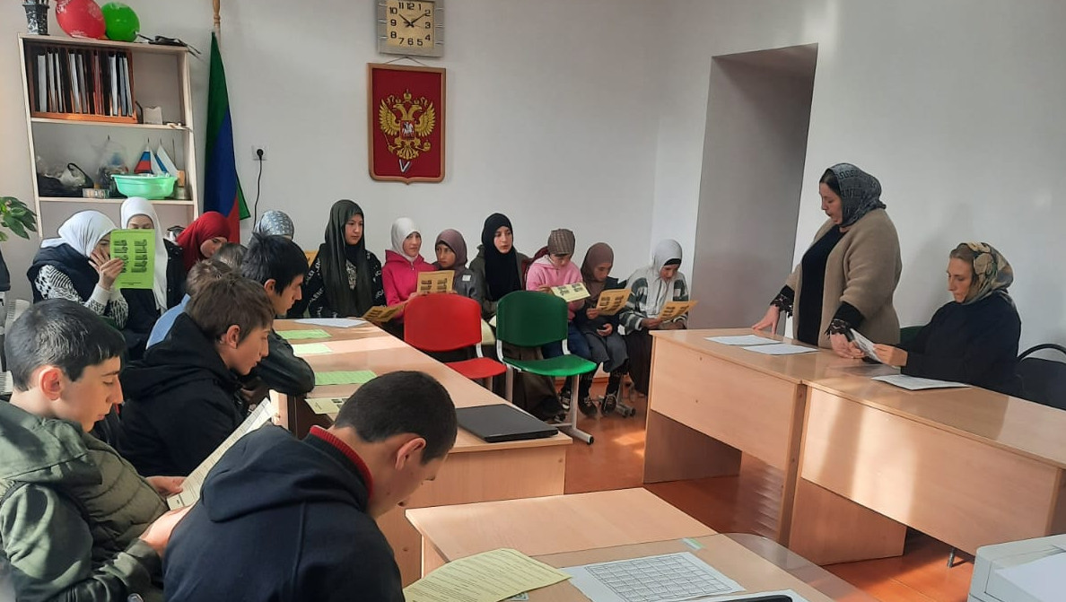 В День правовой помощи детям, специалисты центра социального обслуживания населения  в Курахском районе посетили Хпюкскую среднюю школу
