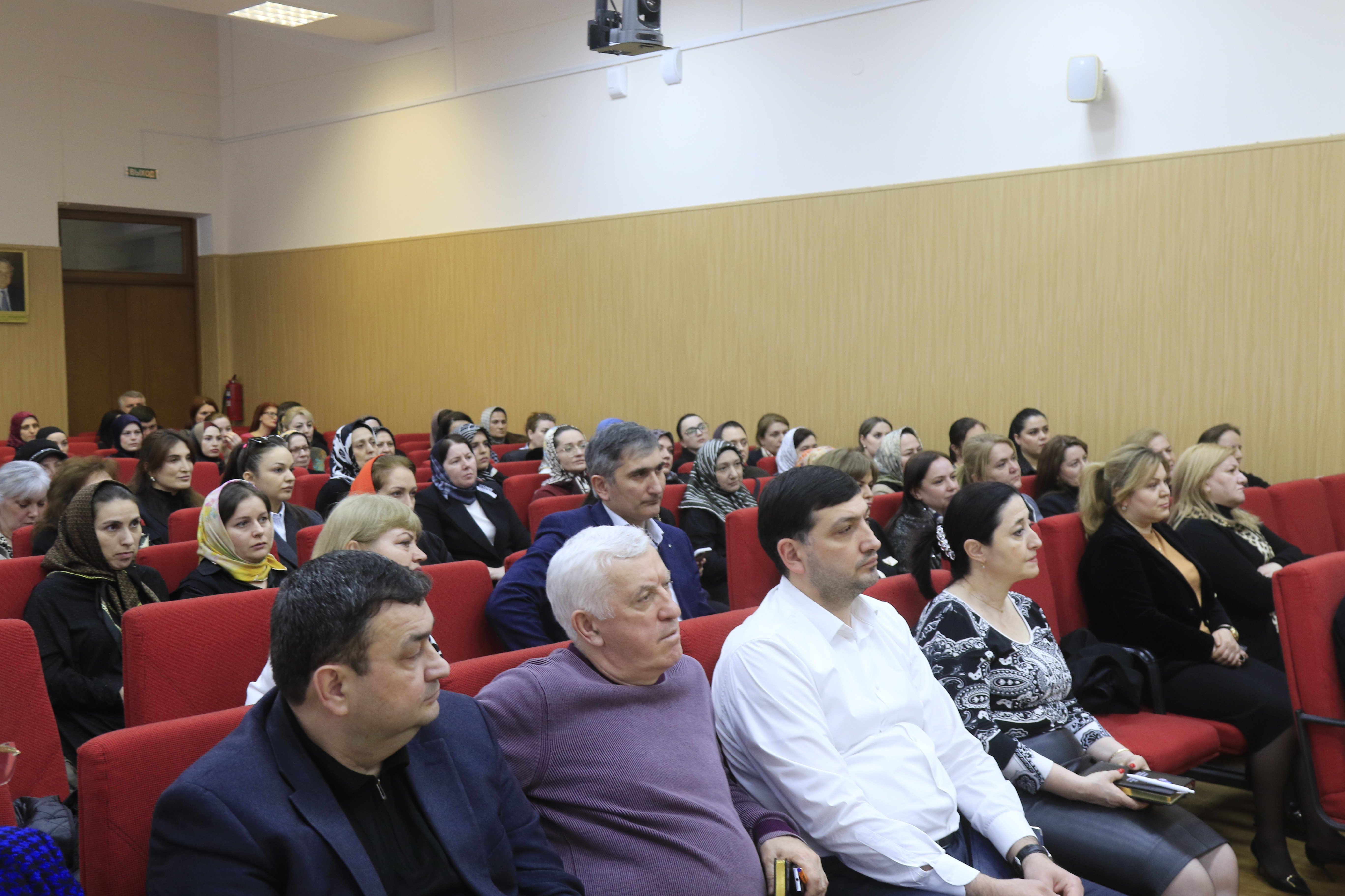 Магомедзагид Кихасуров провёл встречи с сотрудниками центров занятости и социальной защиты населения города Махачкалы