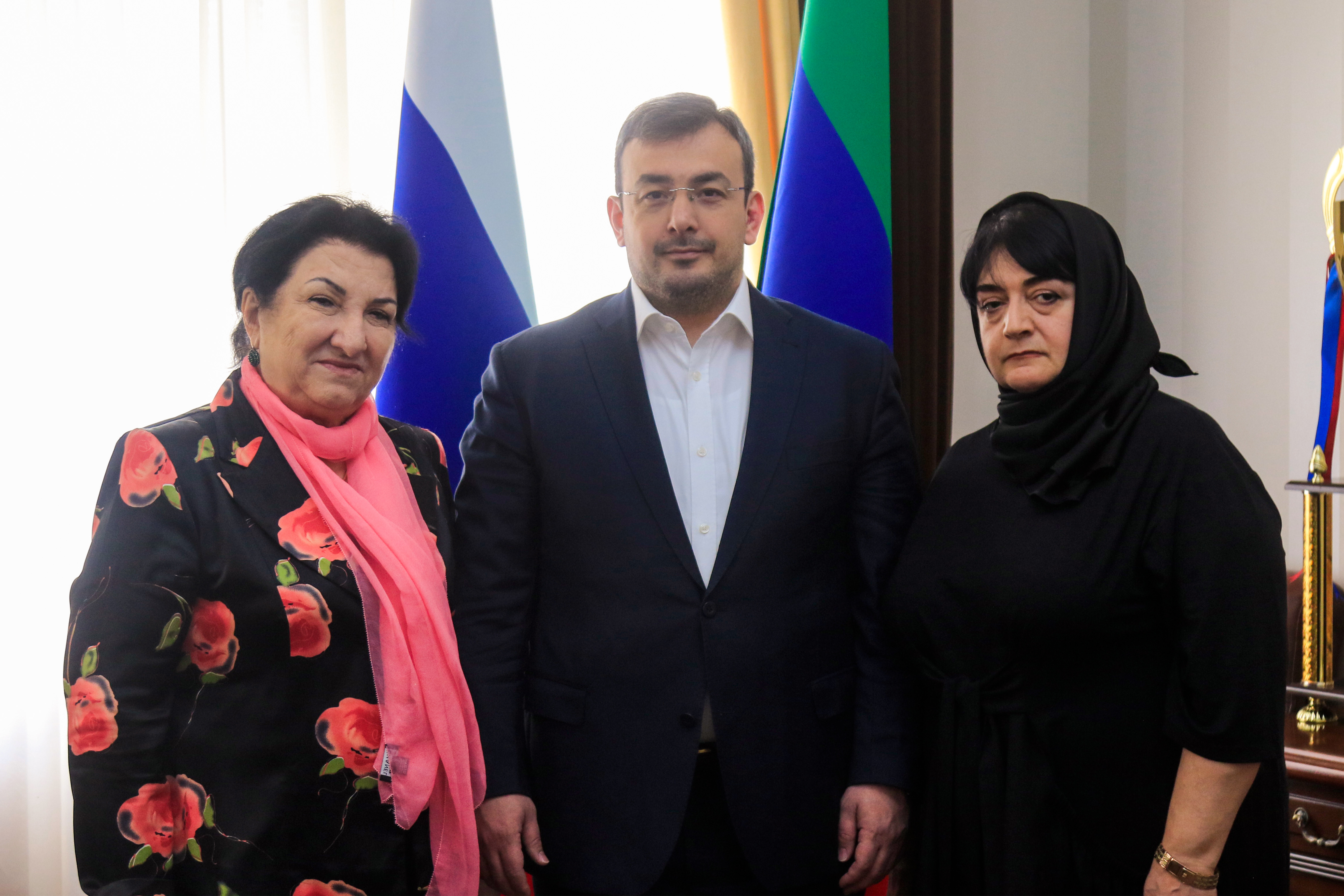 Магомедзагид Кихасуров встретился с Муслимат Магомеджановой, супругой Героя России Магомедали Магомеджанова