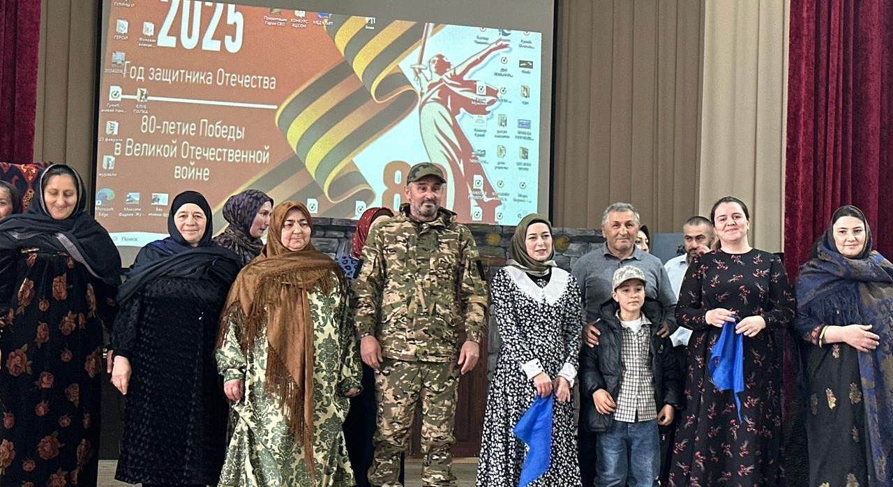 Коллектив Комплексного центра в Гунибском районе занял призовое место в военно-патриотическом конкурсе: «К подвигу героев сердцем прикоснись!»