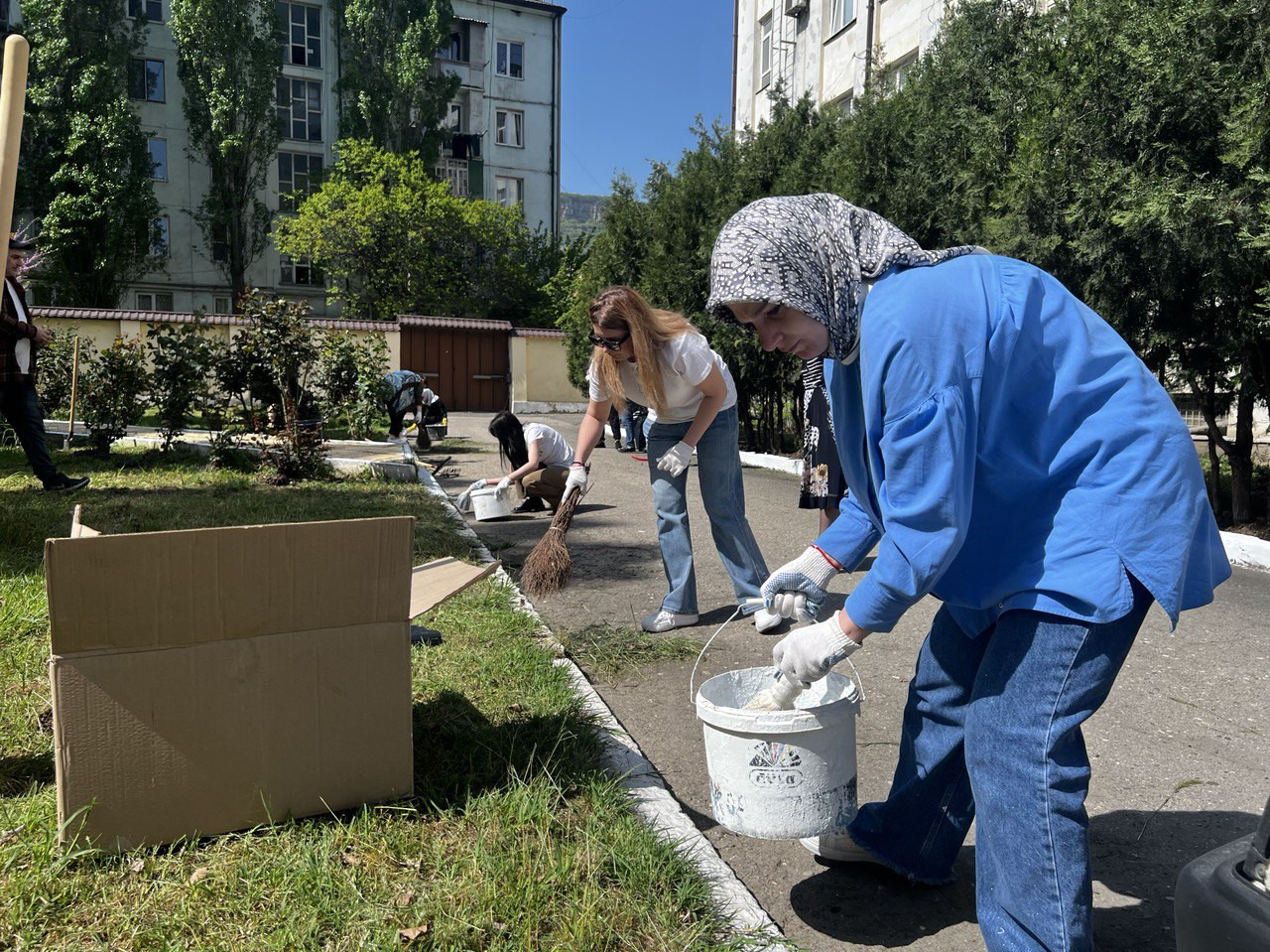 В рамках Года семьи коллектив Минтруда Дагестан со своими семьями принял участие в общереспубликанском субботнике