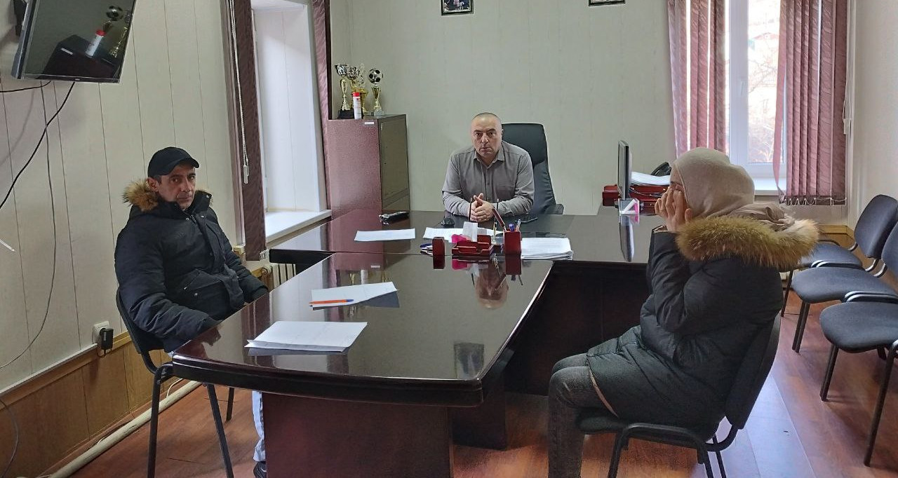 В Ахтынском районе социальные работники проводили в зону СВО своего коллегу Рустама Рамазанова