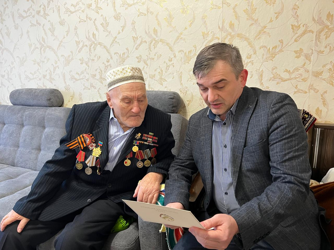 Заместитель министра труда Джабраил Джабраилов поздравил ветерана Великой Отечественной войны Мусу Багаутдинова с наступающим Днём защитника Отечества