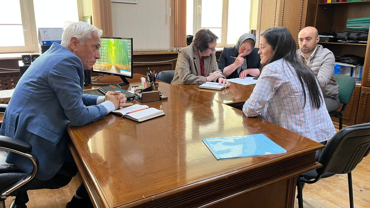 Заместитель министра труда Дагестана Зураб Багомедов провёл встречу с жителями Дахадаевского района