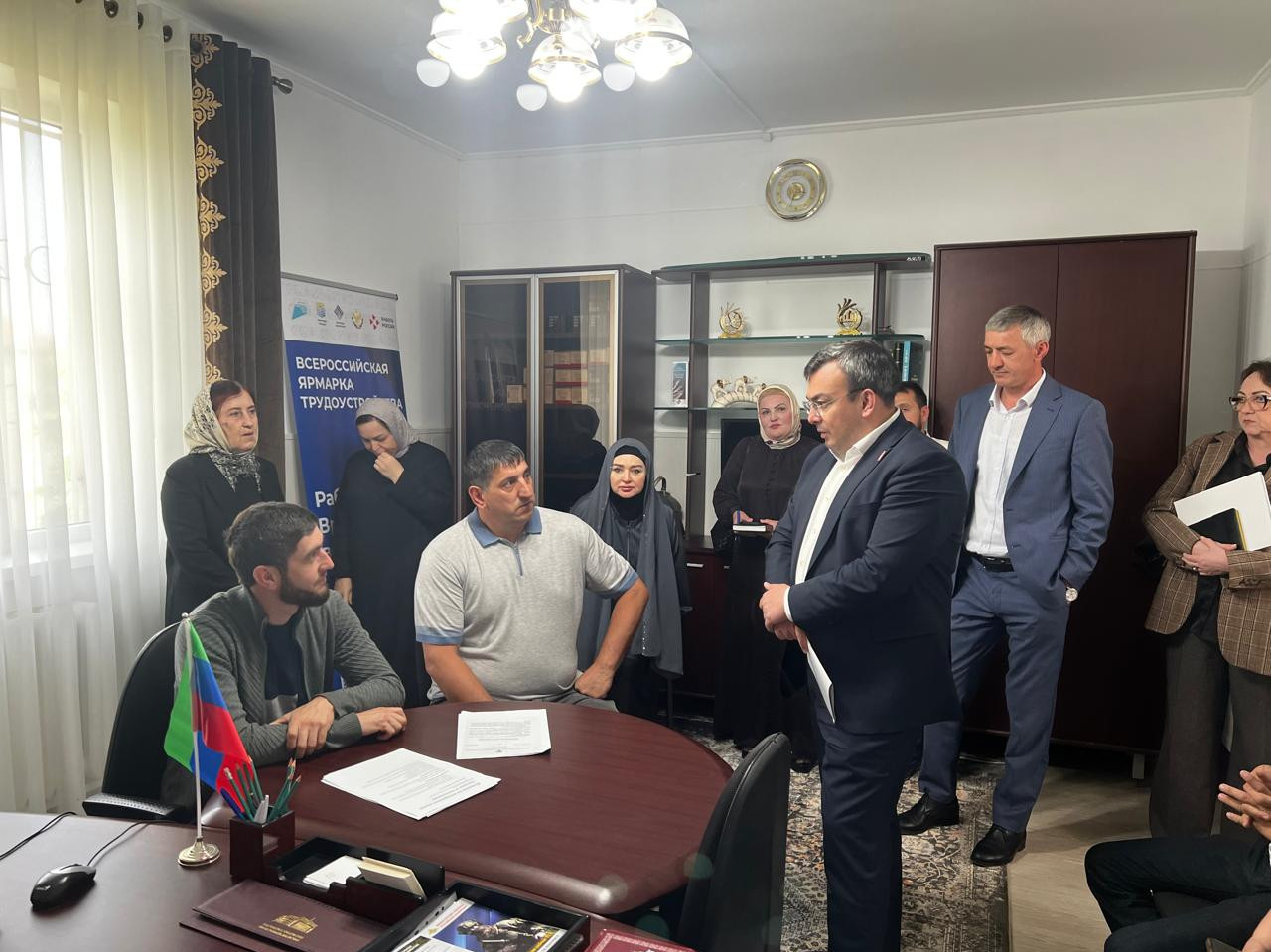 В рамках рабочей поездки в Кумторкалинский район министр труда и социального развития встретился с участниками специальной военной операции и членами их семей