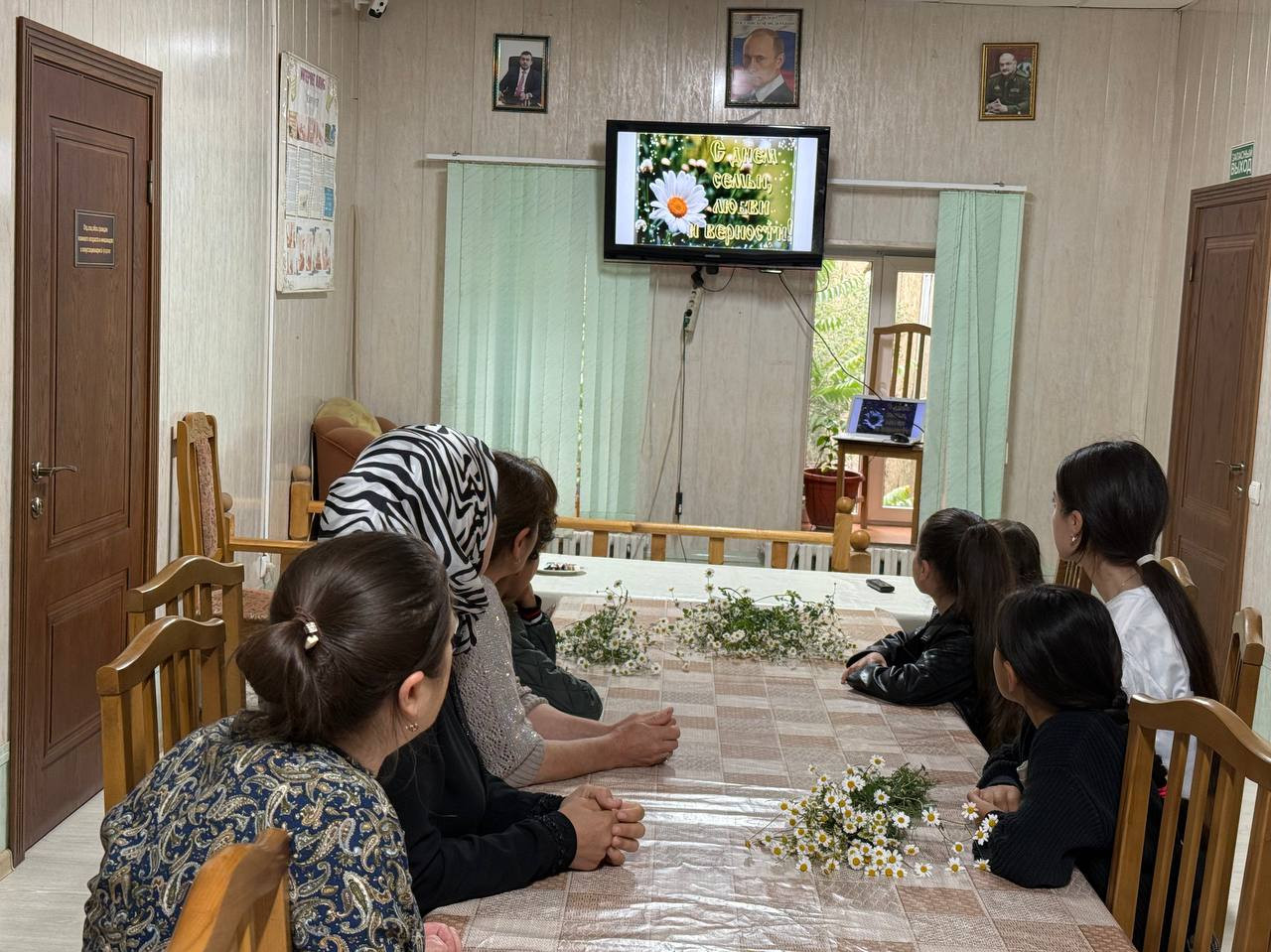 Для подопечных центра социального обслуживания в Ахтынском районе организовали показ фильма о семейных ценностях
