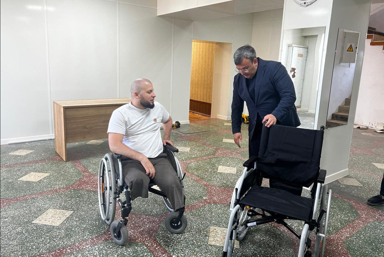 Ветерану СВО Лиъматуле Раджабову передали новую инвалидную коляску по поручению Сергея Меликова