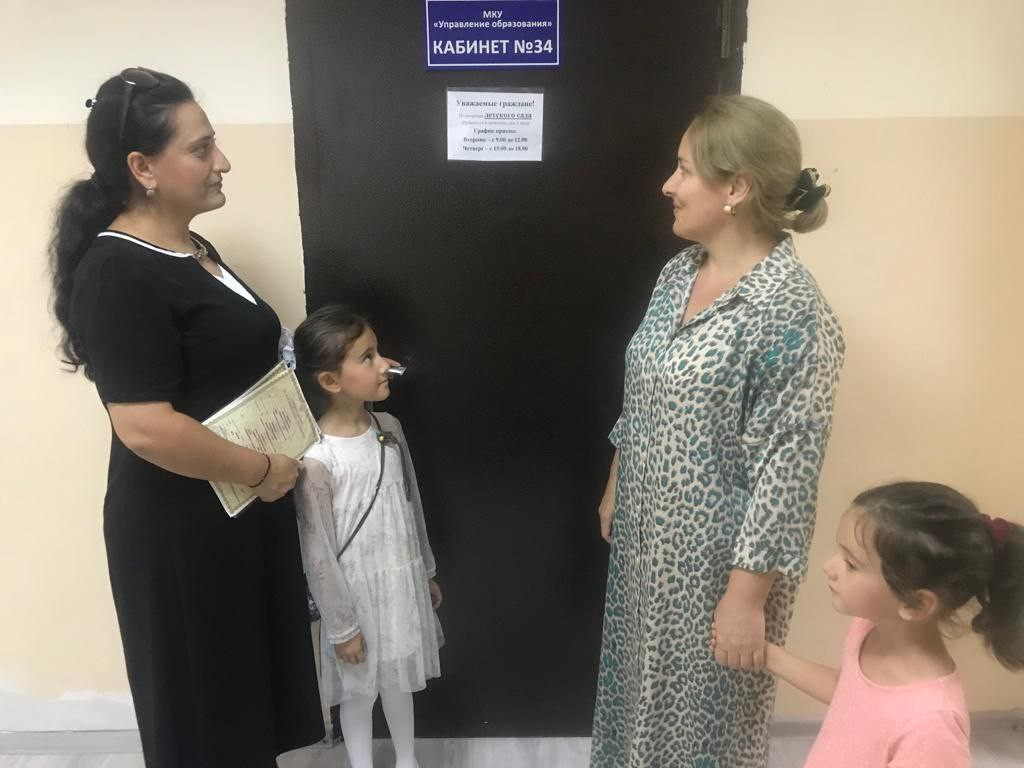 Социальные работники Минтруда Дагестана в Каспийске, помогли устроить в детский сад дочь участника СВО