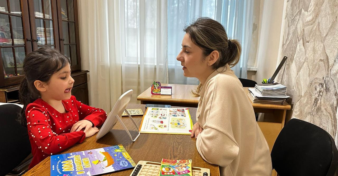 Логопед Карина Агаларова из Реабилитационного центра для несовершеннолетних в Хасавюртовском районе проводит интересные коррекционные занятия для детей
