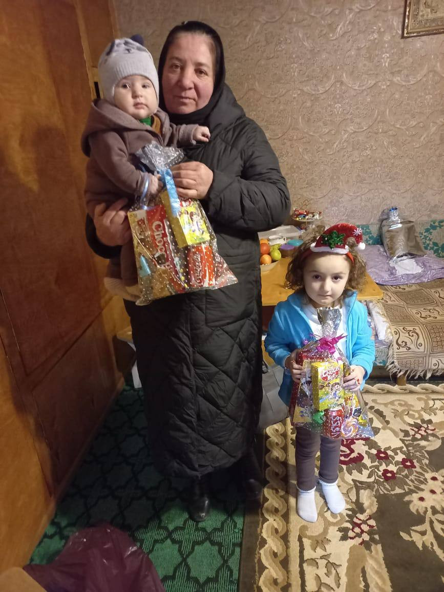 Социальные работники в Кулинском районе поздравили детей с наступающим Новым годом