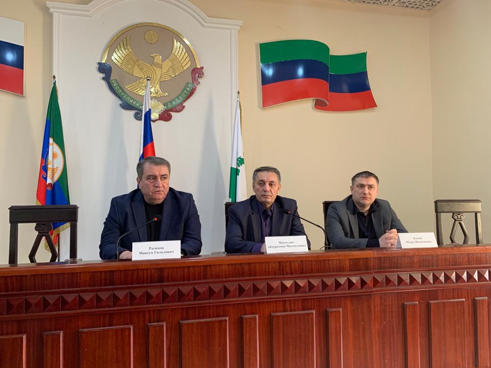 Вице-Премьер Абдурахман Махмудов и Министр труда и социального развития РД Мурад Казиев встретились с коллективом центра социального обслуживания населения Дербентского района