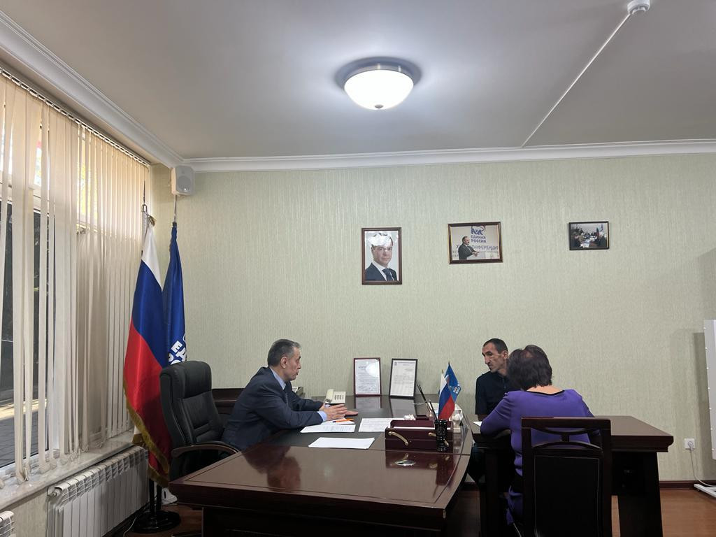 Абдурахман Махмудов рассмотрел вопросы граждан в общественной приемной Единой России