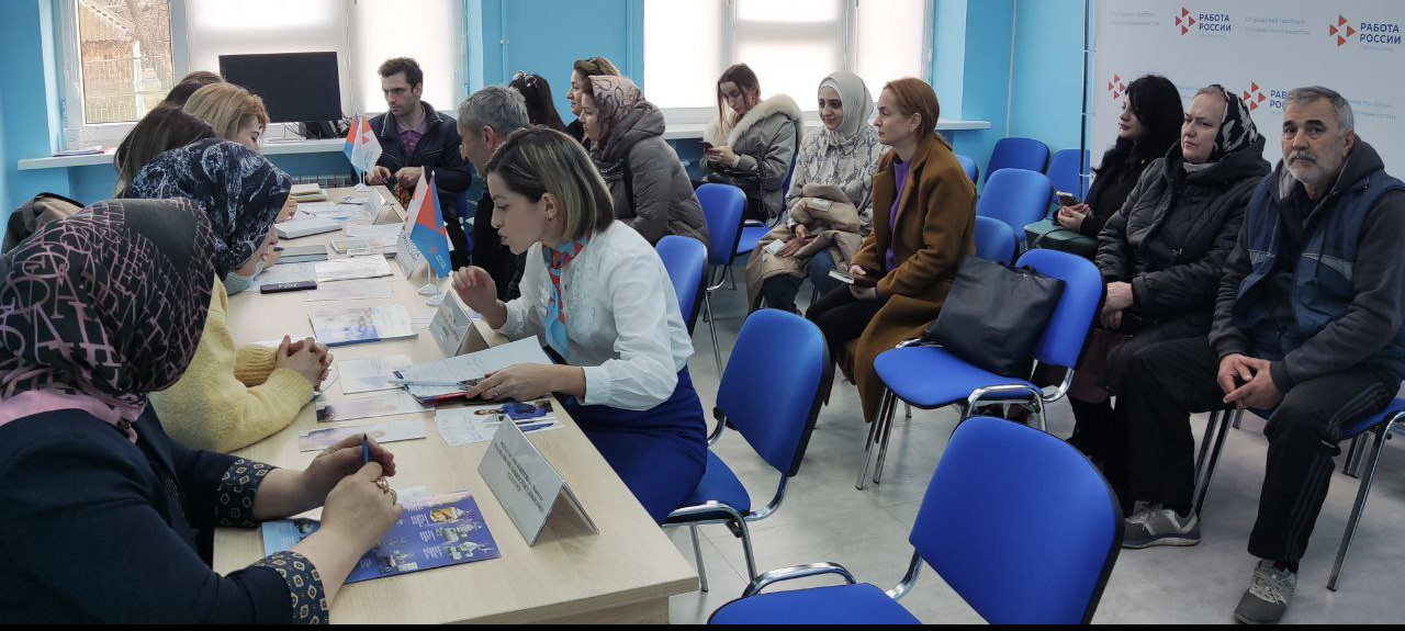 Работники Махачкалинского Центра занятости провели ярмарку вакансий для безработных и незанятых граждан
