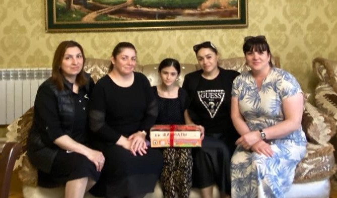 Соцработники Комплексного центра г.Каспийска в преддверии праздника Дня защиты детей навестили семьи участников СВО