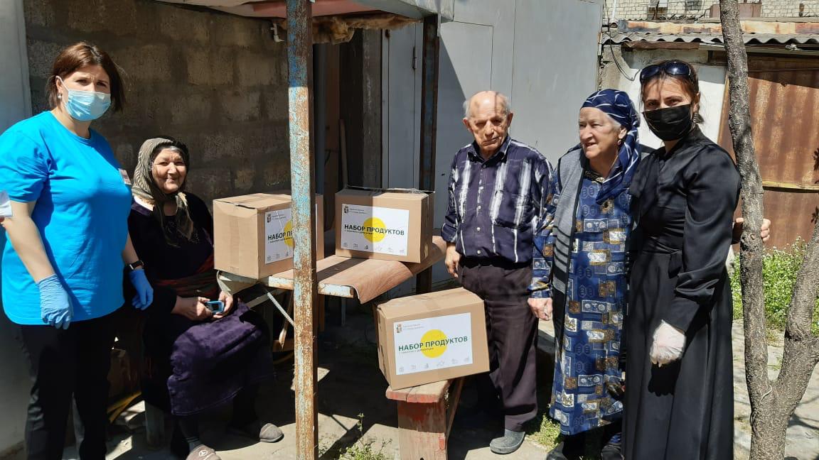В Дербенте продолжается раздача продуктов питания нуждающимся семьям.