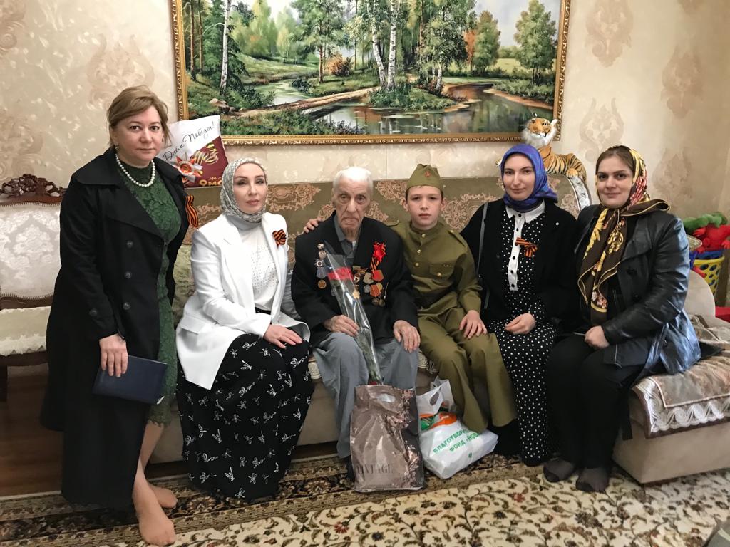 Руководитель центра помощи семье и детям Минтруда Дагестана поздравила Ветерана ВОВ с Днем Победы