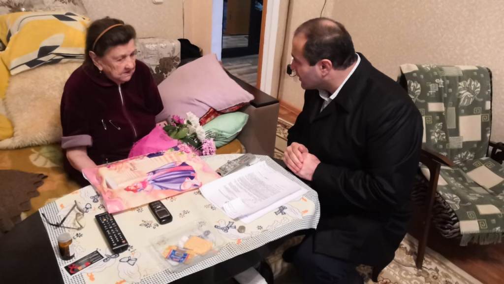 Представители соцзащиты Дагогней посетили блокадницу 