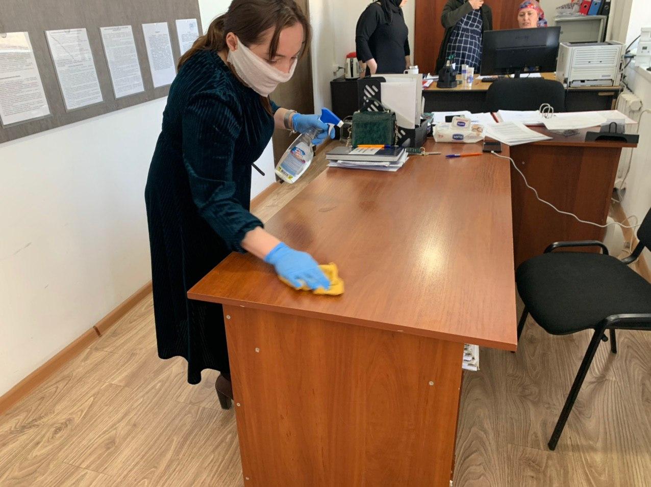 Социальные службы Ботлихского района проводят дезинфекцию служебных помещений.