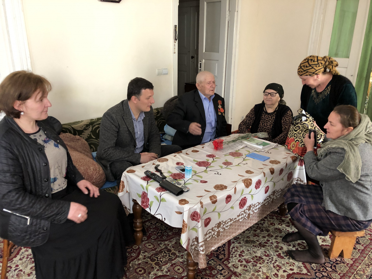 Коллектив центра соцобслуживания населения Ахтынского района поздравил ветеранов войны и вдов участников ВОВ с предстоящим Днем Победы