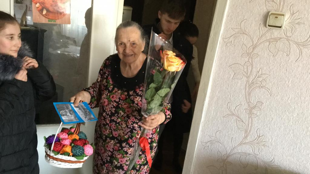 Воспитанники центра социального обслуживания Буйнакска навестили жительницу блокадного Ленинграда Елену Сорокину.