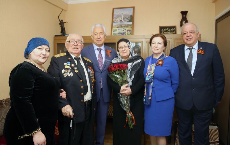 Изумруд Мугутдинова в составе Правительственной делегации во главе с Владимиром Васильевым  посетила на дому ветеранов-фронтовиков
