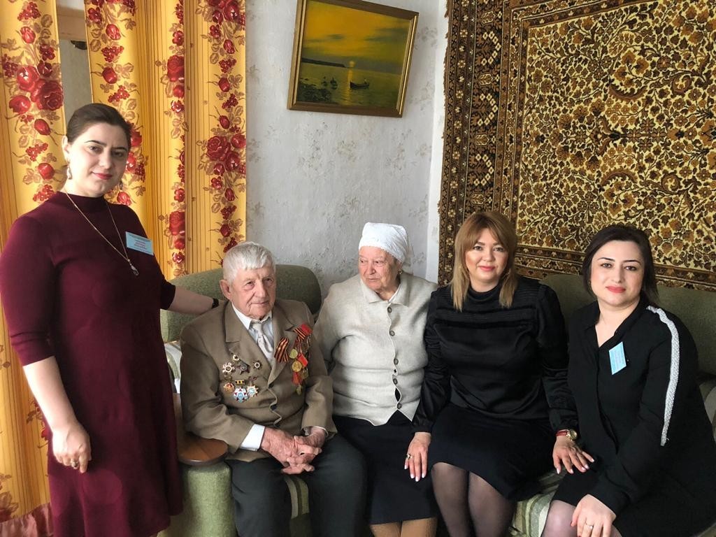 Коллектив центра социального обслуживания населения  Кизляра поздравил Ветеранов Великой Отечественной войны с предстоящим Днем Победы