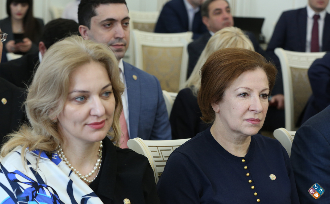 Изумруд Мугутдинова  приняла участие в  еженедельном  рабочем  совещании  под руководством Главы Дагестана Владимира Васильева 