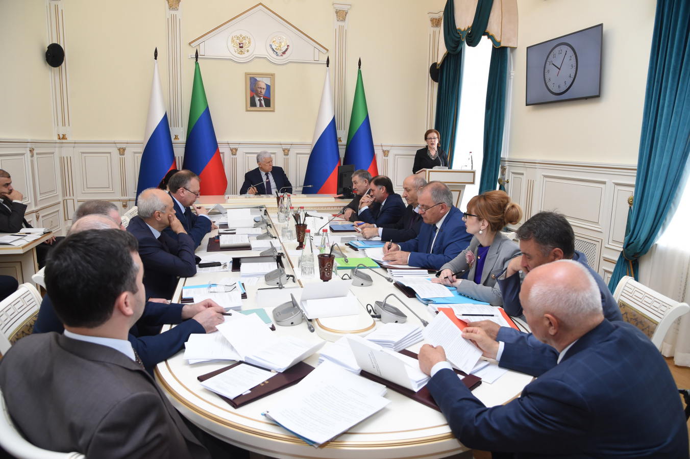 Изумруд Мугутдинова приняла участие в обсуждении повестки дня «майской сессии», на расширенном заседании президиума Народного Собрания 