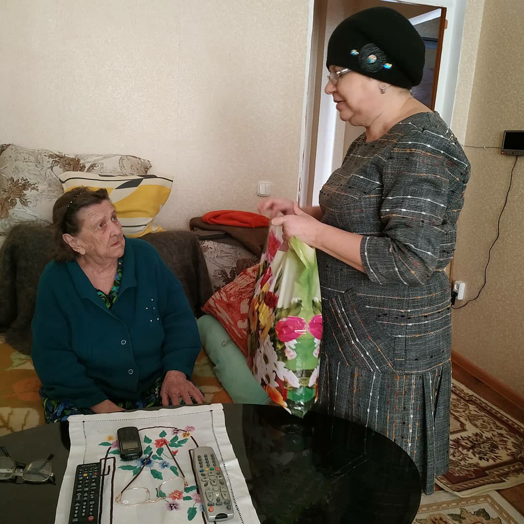 Социальные службы Дагестанских огней посетили участницу блокады Ленинграда.