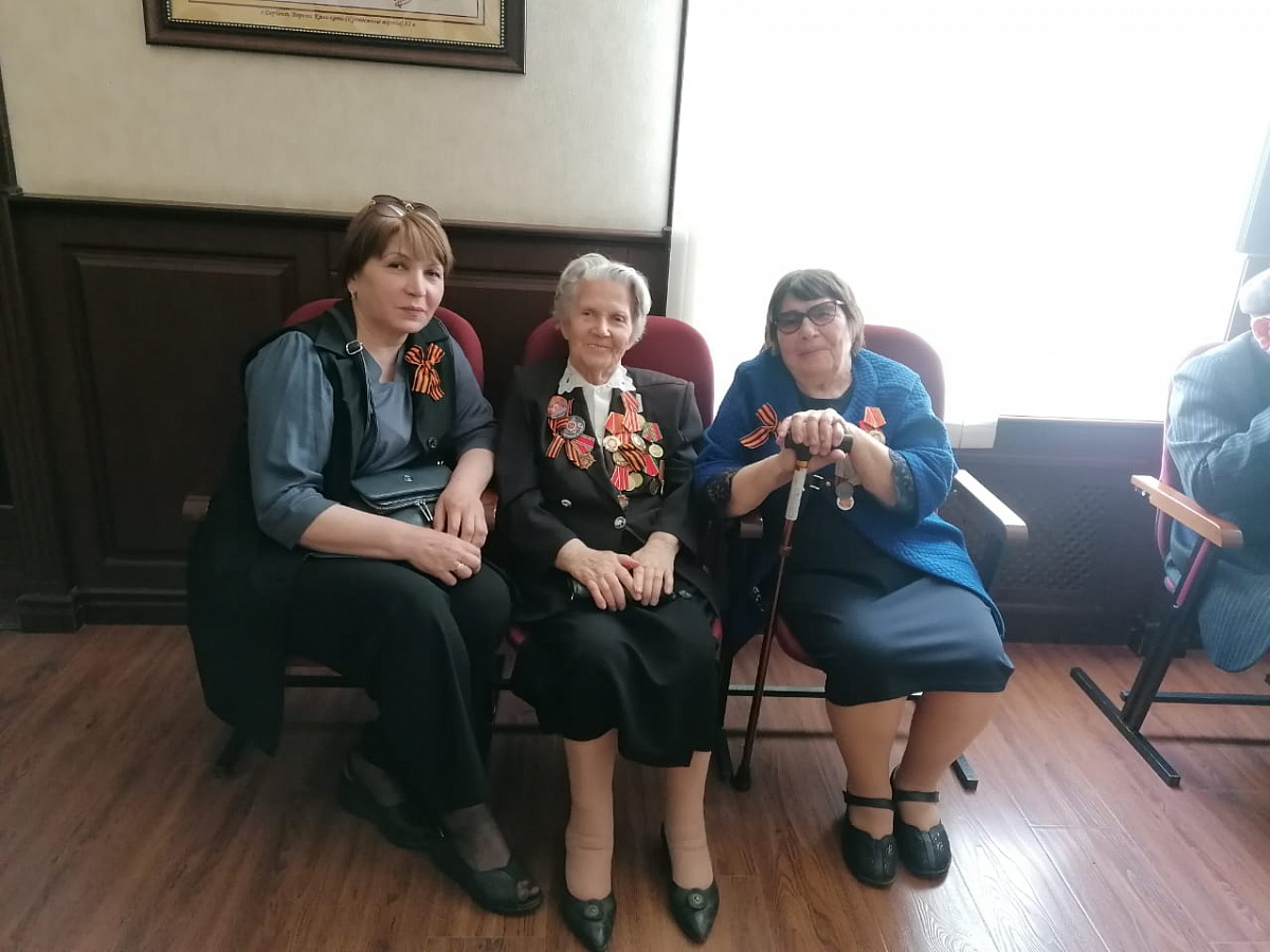 Коллектив Комплексного центра социального обслуживания г.Дербента принял участие в акциях «Георгиевская ленточка» и «Окно Победы»