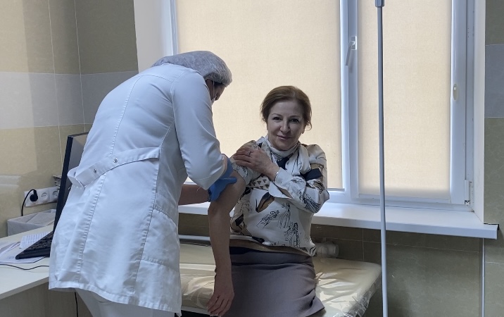 Глава Минтруда Дагестана и сотрудники аппарата прошли первый этап вакцинации.