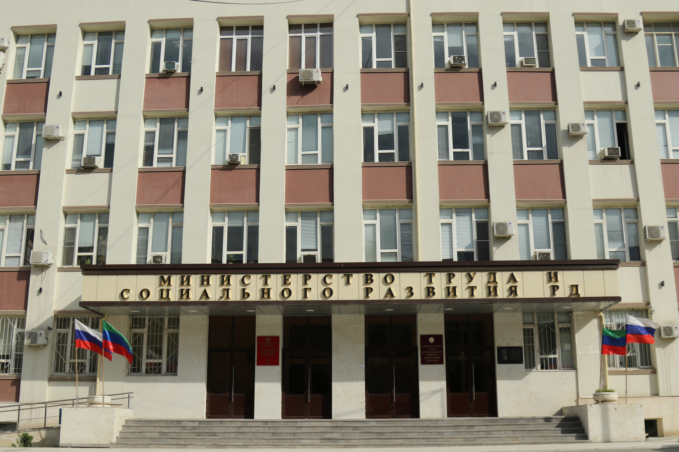 Социальные работники 15 учреждений Минтруда Дагестана получили  стимулирующие  выплаты 