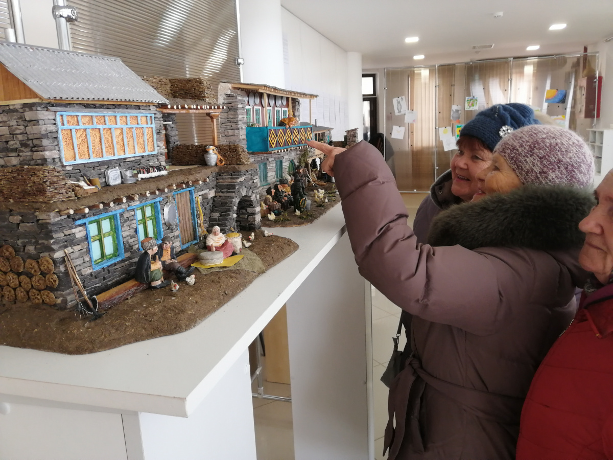 Пожилые подопечные каспийского комплексного центра посетили выставку декоративно жанровых сцен-макетов «Театр часовщика»