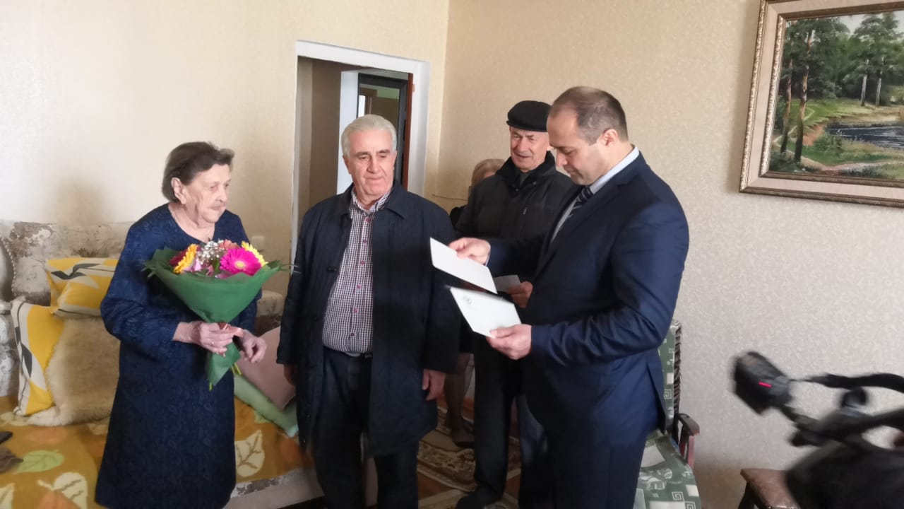 Представители управления социальной защиты Дагогней посетили жительницу блокадного Ленинграда, Надежду Михееву.