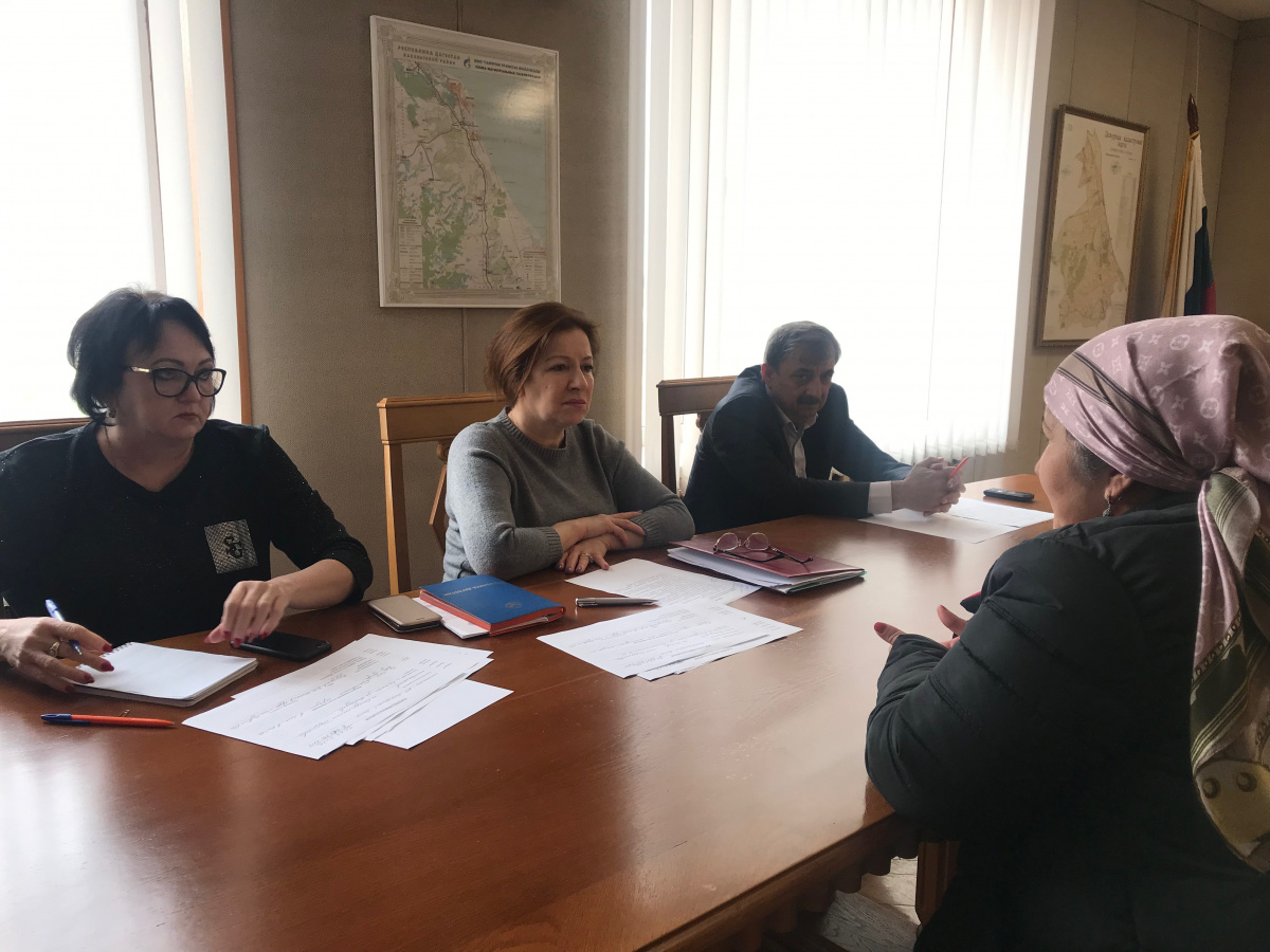 Выездной прием граждан  в Каякентском районе провела министр труда и соцразвития Дагестана Изумруд Мугутдинова