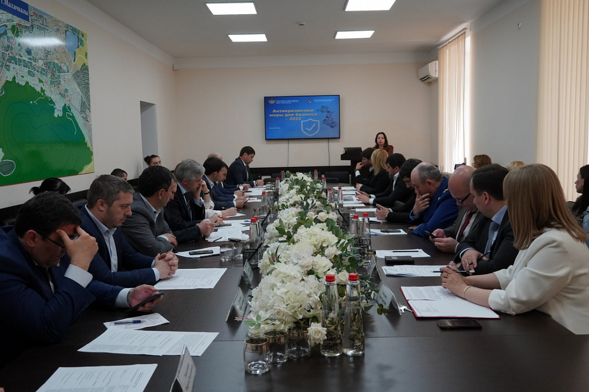 Представители Минтруда Дагестана приняли участие в работе круглого стола на тему: «Антикризисные меры для бизнеса – 2022» 