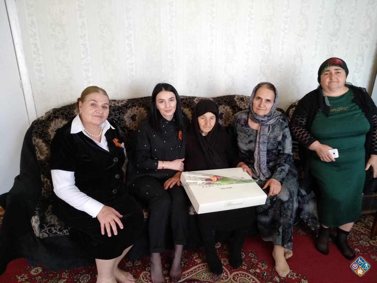 Сотрудники центра социального обслуживания Новолакского района в рамках акции «Визит внимания» посетили тружеников тыла и вдов участников Великой Отечественной войны.