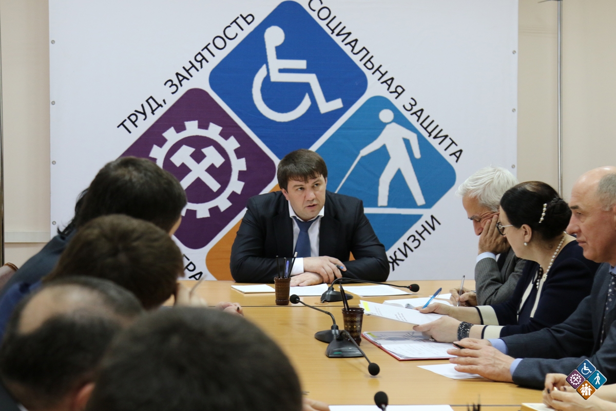 Расул Ибрагимов провел аппаратное совещание