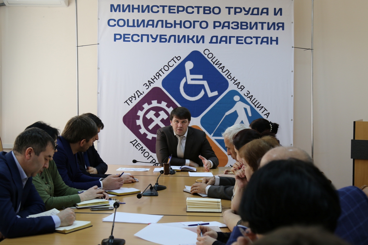 Расул Ибрагимов провел аппаратное совещание в Минтруда РД