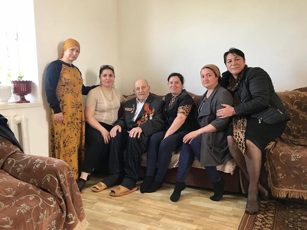 Специалисты центра социального обслуживания населения Новолакского  района посетили ветеранов Великой Отечественной войны