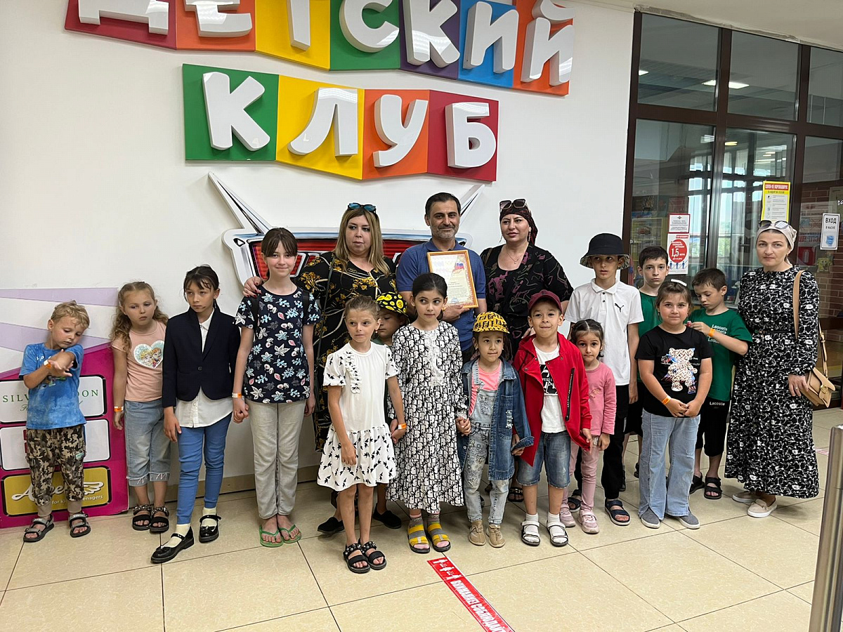 Социальные работники Каспийска организовали маленьким подопечным отдых в детском клубе.