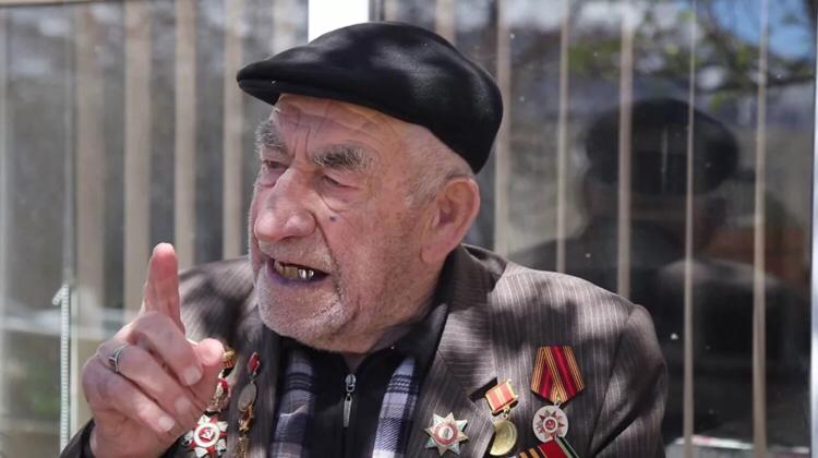 Коллектив центра социального обслуживания населения Хунзахского района  поздравил Ветерана с предстоящей 74-й годовщиной великой Победы