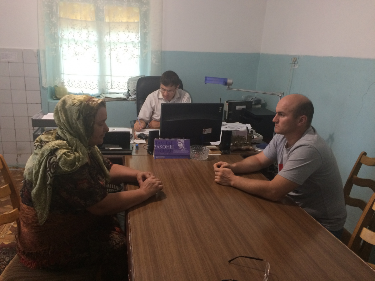 Специалисты центра социального обслуживания в Сергокалинском районe проводят мероприятия по реабилитации инвалидов.