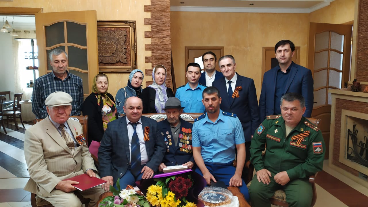  Социальные службы Хасавюрта поздравили Ветеранов Великой Отечественной войны